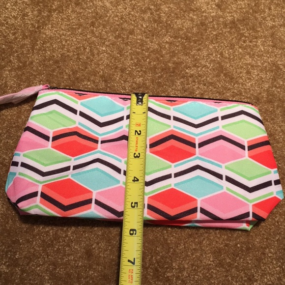 Clinique Geometric Make-up Bag - Picture 4 of 8